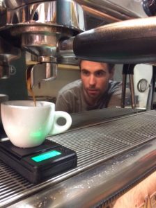 Prevención de cáncer de mama con café: Jairo, maestro barista, concentrado en un espresso