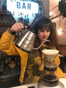 Prevención de cáncer de endometrio con café. Laura, reconocida barista, preparando café con la V 60.