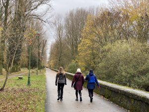 caminar en grupo a buen ritmo contribuye a reducir el riesgo de cáncer de mama