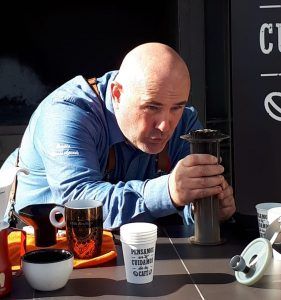 Prevención cálculos biliares con café: Alfonso Aguado, maestro barista, preparando café con la aeroprés