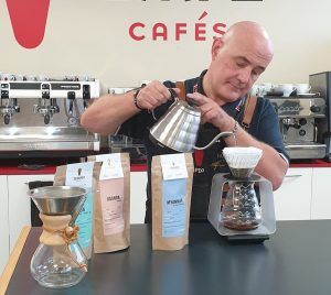 Alfonso Aguado, brillante barista, preparando café con la V 60