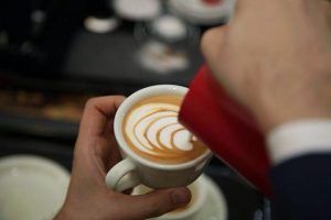 Potencial prevención de melanoma con café. Cortesía Adrián Rodríguez, lateando con destreza.