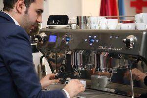 Potencial prevención de melanoma con café. Cortesía Adrián Rodriguez, experto barista, concentrado en la preparación de café.