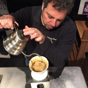 Prevención de cáncer de boca con café: cortesía de Honorio García, preparando café con la V 60.