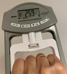 Síndrome de fragilidad: uno de los criterios de Frey, la debilidad, se evalúa mediante la fuerza de agarre o prensión digital con dinamómetro. Por ejemplo, para un varón con un índice de masa corporal (IMC) igual o inferior a 24 kg/m2, una fuerza igual o inferior a 29 kg indica fragilidad.