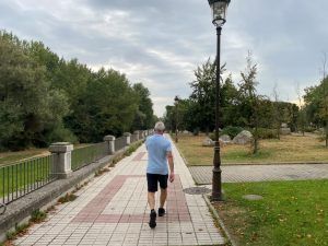 Prevención de fragilidad con ejercicio físico: se aconseja caminar a un ritmo vivo, según las guías internacionales (150 a 300 minutos semanales), para reducir el riesgo de enfermedades crónicas y de la temible fragilidad.