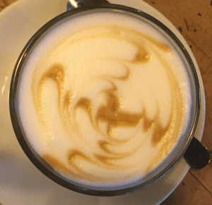 El café. además de cafeína, tiene potentes antioxidantes  como el ácido clorogénico, la quercetina, los fenilindanos y melanoidinas, que se obtienen durante el tueste