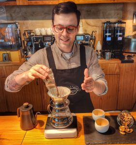 Jaime Alejos preparando café con la V 60. Maestro barista. Portada de prevención de íleo paralítico con café.