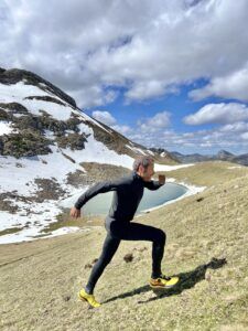 Efecto genoprotector del ejercicio físico. Persona corriendo por la montaña nevada, ejemplo de ejercicio físico aeróbico.