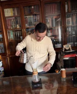 Potencial prevención de esclerosis múltiple con café. preparando café de especialidad con la chemex.