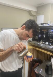 Prevencion-cataratas-cafe- sergio- iturri-barista-lateando-café-especialidad