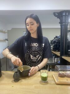 Alexia-preparando-té-matcha- prevencion-demencia-cafe-te